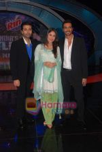 Kareena Kapoor, Karan Johar, Arjun Rampal Promote We Are Family movie on the sets of India_s Got Talent in Filmcity on 23rd Aug 2010 (3).JPG